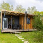 Terrasse en bois avec table et chaises au Cottage Grand Fay