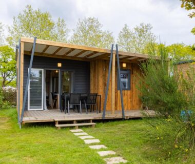 Terrasse en bois avec table et chaises au Cottage Grand Fay