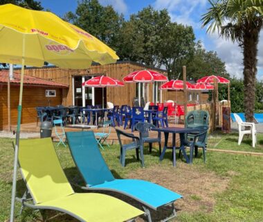 Espace extérieur avec transats parasols et tables au Cottage Grand Fay à 10 min des plages