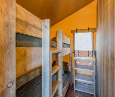 Intérieur avec lits superposés dans le Cottage PARKS Medrose