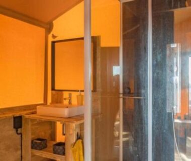 Salle de bain avec vasque et douche dans le Cottage PARKS Medrose