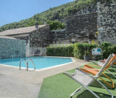 Piscine extérieure avec transats dans le cottage PARKS Medrose