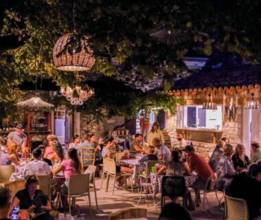 Terrasse extérieure animée avec convives en soirée au Cottage PARKS Medrose
