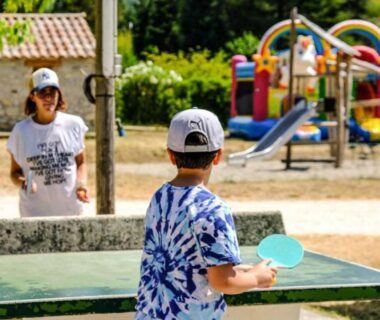 Aire de jeux avec table de ping pong et château gonflable au Cottage PARKS Medrose