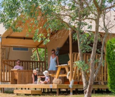 Terrasse en bois avec famille et enfants au soleil du Cottage PARKS Medrose Vacances au coeur de l'Ardèche