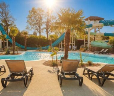 Piscine extérieure avec toboggans et transats au Cottage Premium