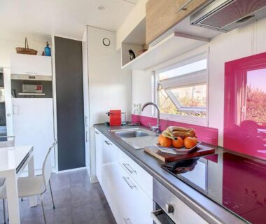Cuisine équipée avec plan de travail et table dans le Cottage Premium