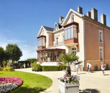Allée et jardin devant la bâtisse au Cottage Premium camping 5* avec parc aquatique