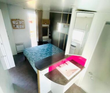 Intérieur avec kitchenette et coin nuit du Cottage Premium