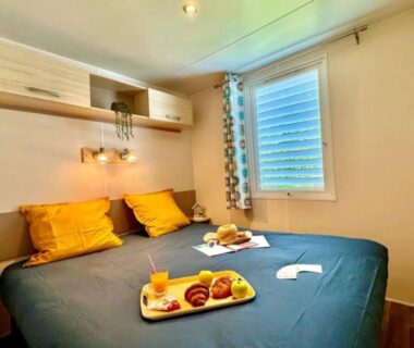 Chambre avec lit double et plateau petit déjeuner dans le Cottage avec terrasse 8 pers. API-1-52-2214