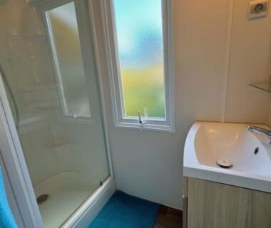 Salle de bain avec douche et lavabo dans le Cottage avec terrasse - 8 pers. - API-1-52-2214