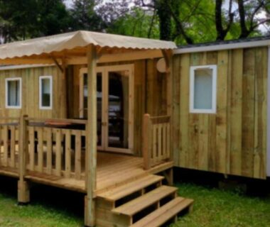 Terrasse en bois devant le cottage dans le camping en Dordogne - Cottage avec terrasse - 8 pers. - API-1-52-2214