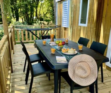 Terrasse en bois avec table et chaises du Cottage avec terrasse 8 pers API-1-52-2214