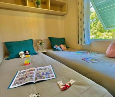 Chambre avec deux lits peluches et fenêtre dans le Cottage avec terrasse – 8 pers. – API-1-52-2214
