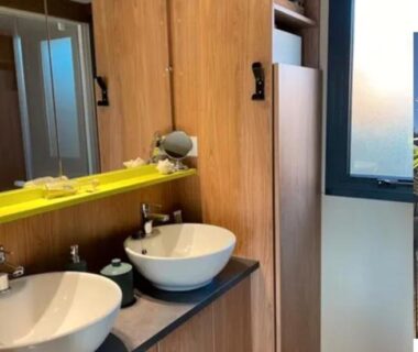 Salle de bain avec double vasque dans le Cottage cosy Bassin d'Arcachon