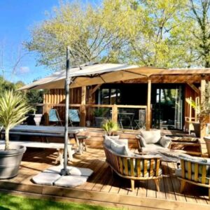 Terrasse en bois avec fauteuils et parasol du Cottage cosy Bassin d'Arcachon