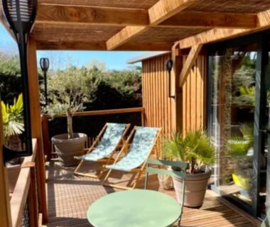 Terrasse en bois avec transats et table du Cottage cosy Bassin d'Arcachon