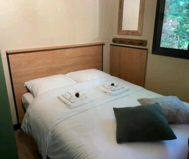 Chambre avec lit double et serviettes dans le Cottage cosy Bassin d'Arcachon