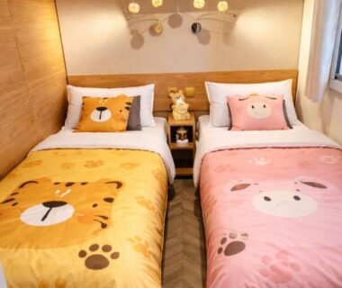 Chambre avec deux lits à motifs animaux dans la Cozy-House tout confort camping 4 étoiles