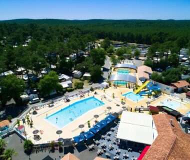 Complexe aquatique avec piscines et toboggans au Cozy-House tout confort camping 4 étoiles