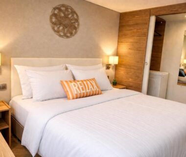 Chambre avec lit double lampes et coussin relax dans Cozy-House tout confort camping 4 étoiles