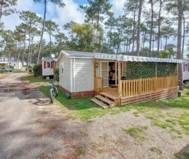 Allée de camping et terrasse de mobil-home dans Cozy Stacaravan In Saint-Julien-En-Born