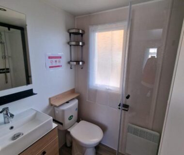 Salle de bains avec douche et WC du logement DC L'Amira 3ch