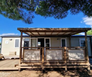 Terrasse en bois devant mobil-home dans la pinède du mobil-home L'Amira