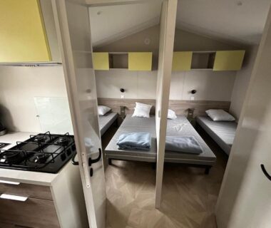 Intérieur avec kitchenette et deux lits dans Détente en 4 étoiles jusque 6 personnes