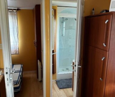 Intérieur avec douche et chambre du mobil-home Détente en 4 étoiles jusque 6 personnes selon la dispo