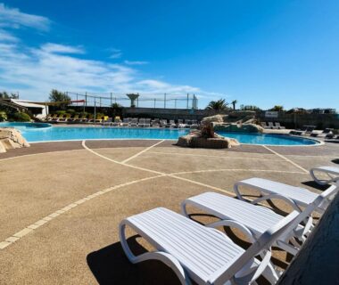 Piscine extérieure avec transats et passerelle au camping Détente en 4 étoiles jusque 6 personnes selon la dispo