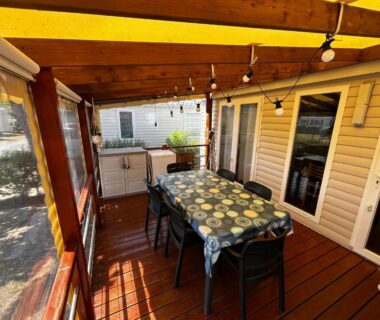 Terrasse couverte avec table à manger et spa de l'hébergement Détente en 4 étoiles jusque 6 personnes, selon la dispo