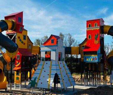 Aire de jeux avec grands toboggans au camping Détente en 4 étoiles jusque 6 personnes selon la dispo