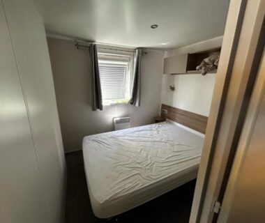 Chambre avec lit et fenêtre dans l'hébergement Détente en 4 étoiles jusque 6 personnes