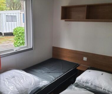 Chambre avec deux lits au camping Détente et Lac
