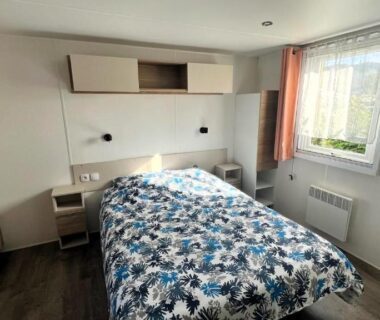 Chambre avec lit et fenêtre au camping Détente et nature au bord du Rhône