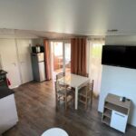 Séjour avec coin cuisine et télévision dans le mobil-home Détente et nature au bord du Rhône