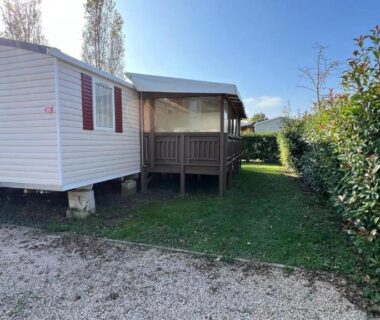 Mobil-home avec terrasse sur pelouse au camping Détente et nature au bord du Rhône