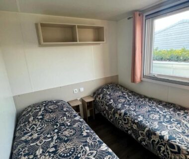 Intérieur chambre avec deux lits simples du mobil-home Détente et nature au bord du Rhône
