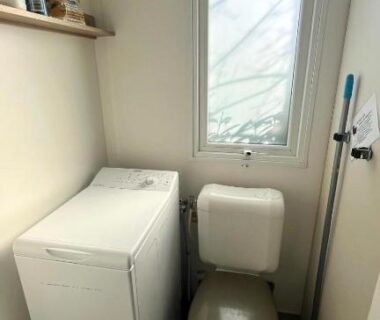 WC avec lave-linge et fenêtre au camping Détente et nature au bord du Rhône