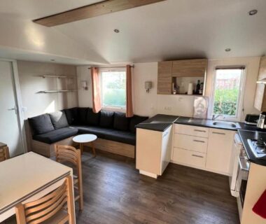 Séjour et cuisine équipés dans le mobil-home Détente et nature au bord du Rhône