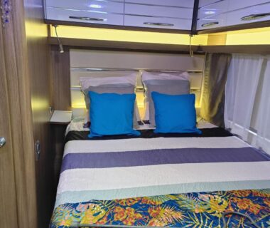 Intérieur de la chambre avec lit double et coussins dans le Dodo mobile