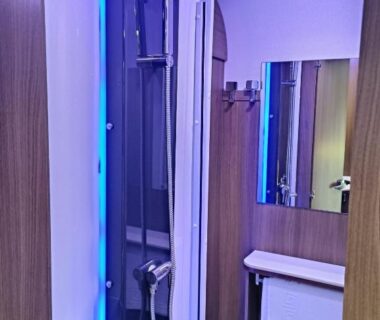 Salle d'eau avec cabine de douche et serviette dans le Dodo mobile