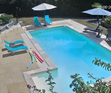 Piscine extérieure avec transats et parasols au camping Dodo mobile