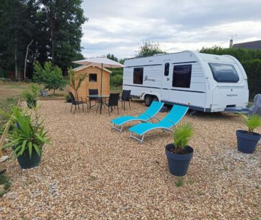Emplacement gravillonné avec caravane et cabane en bois au Dodo mobile