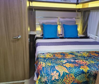 Intérieur chambre avec lit double dans le Dodo mobile