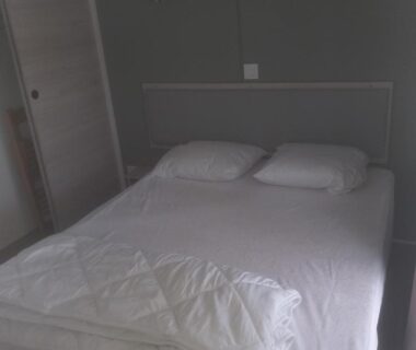 Chambre avec lit double et draps blancs au Domaine