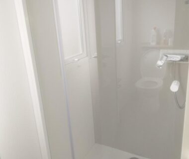 Douche et toilettes dans la salle d'eau du Domaine