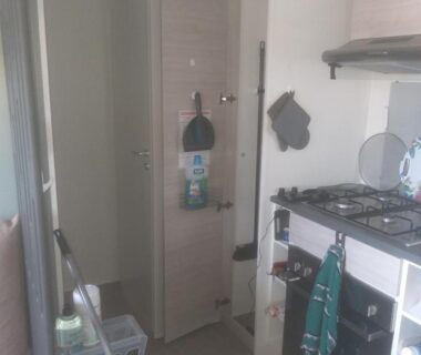 Cuisine équipée dans le mobilhome du Domaine