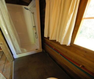 Salle d'eau avec cabine de douche au gîte La Cigogne